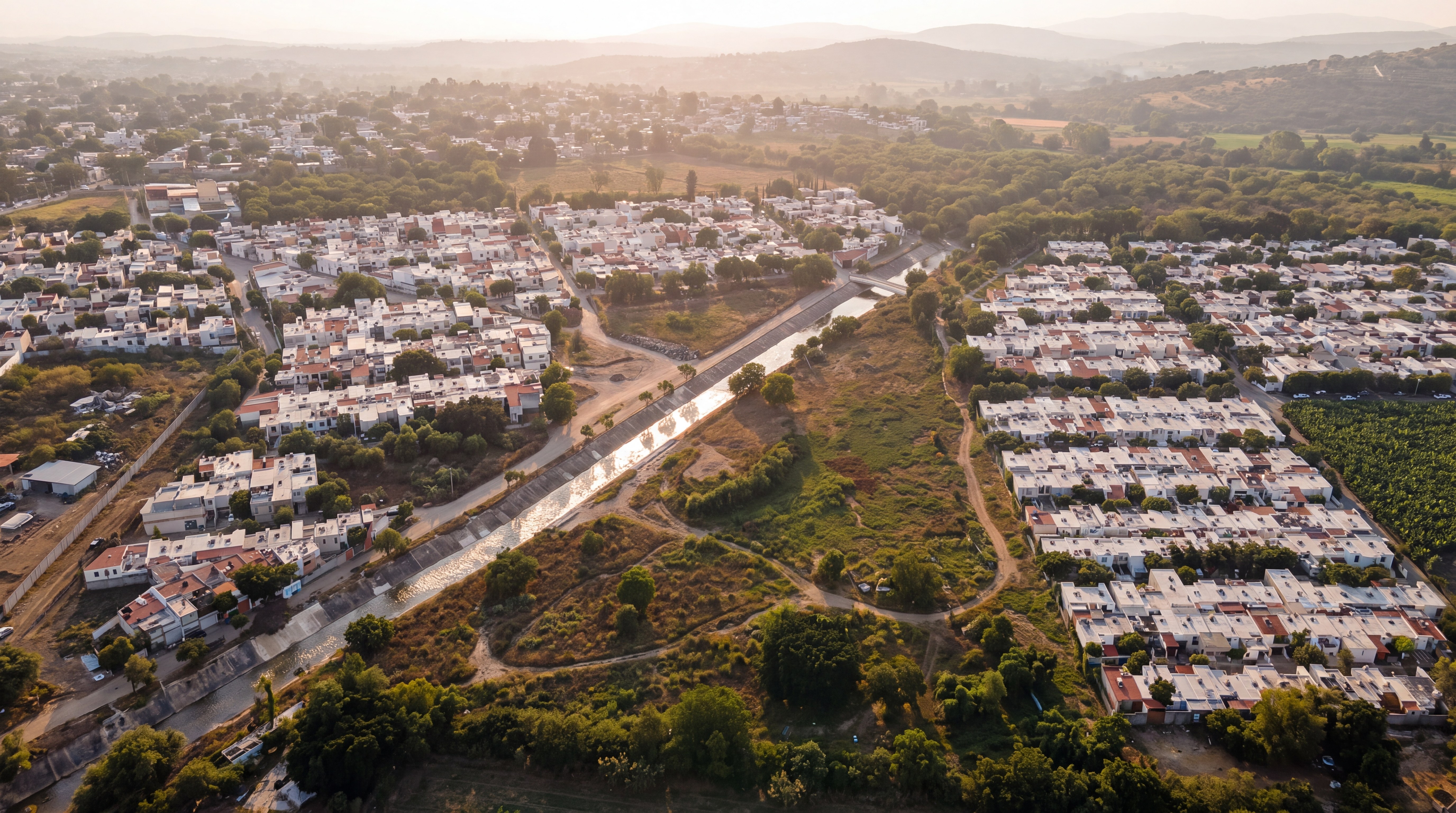 Vista de dron (GenAI) de Senderos del Rio